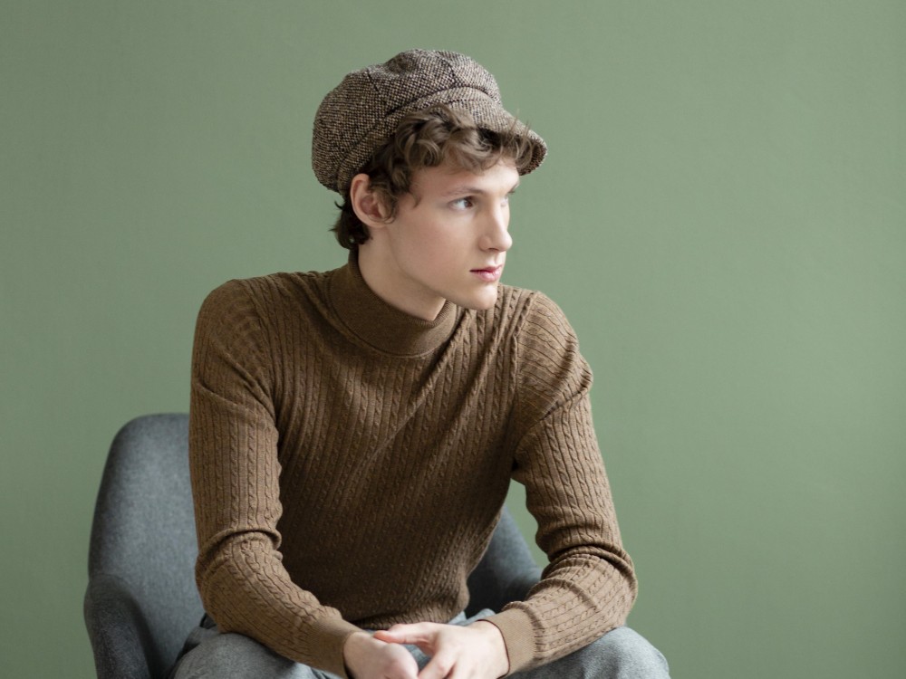 portrait-young-man-with-hat-sitting-chair Adotando um estilo de vida mais intencional